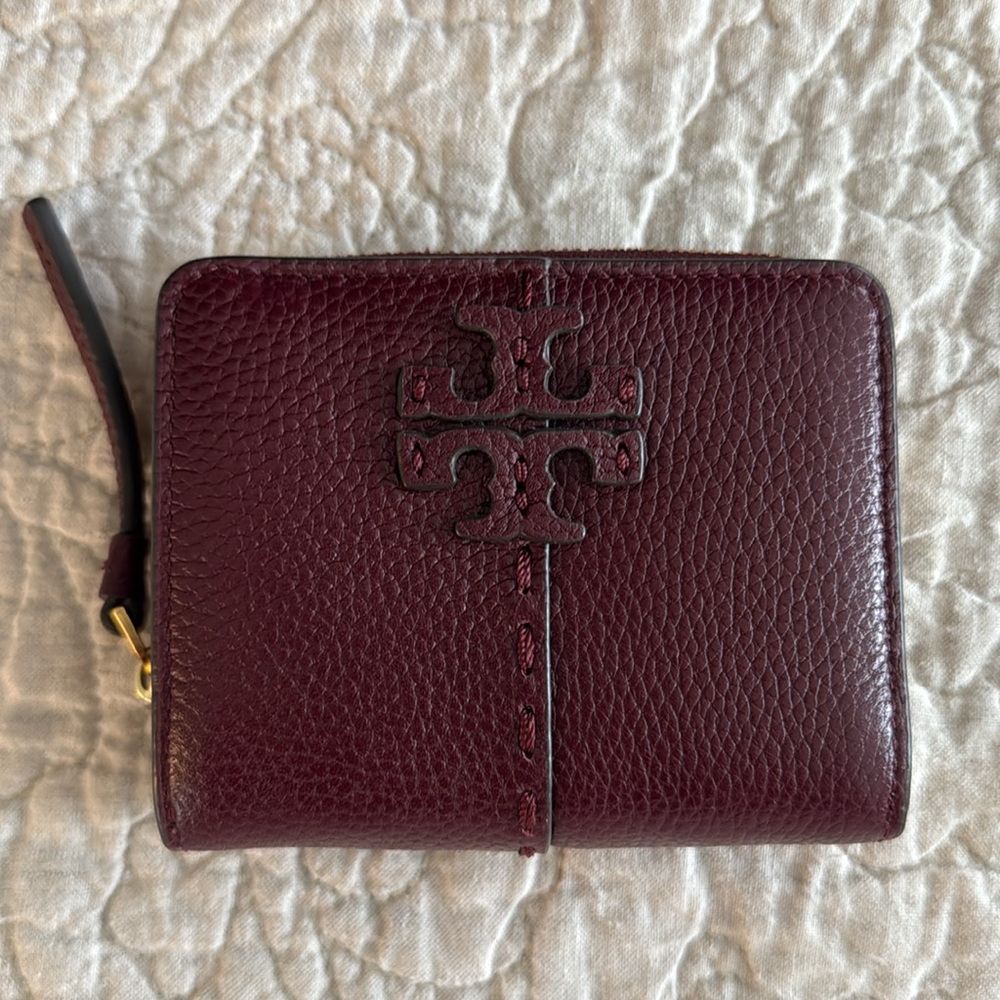 TORY BURCH McGraw Bucket Bag and matching McGraw Bi-Fold Wallet, burgundy/maroon - Picture 6 of 10